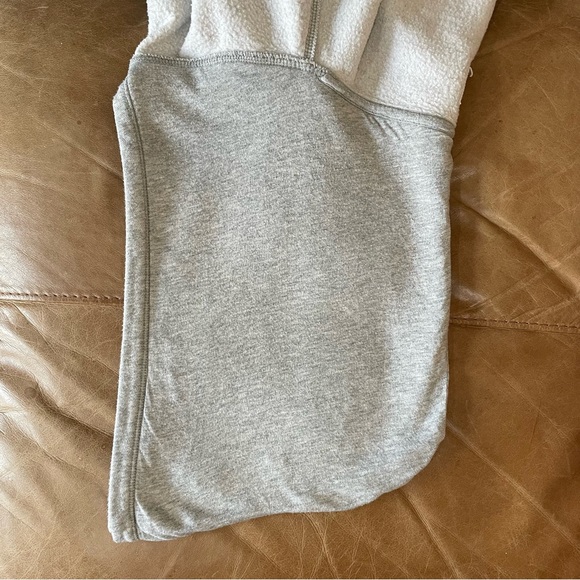 EUC GAP Kids Holiday / Christmas Logo Hoodie w/ Red & Green Mountains - Picture 8 of 12